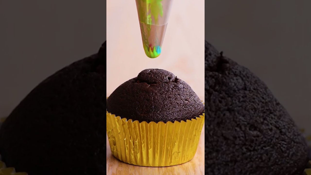 Give your dessert an extra decorative flair with this chocolate swirl! #shorts