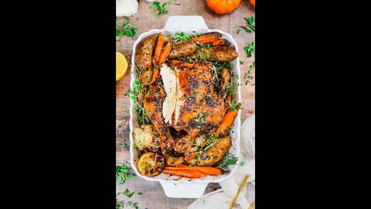 Citrus Garlic Herb Butter Roasted Chicken / #thanksgivingrecipes #chickendinner  #chickenrecipes