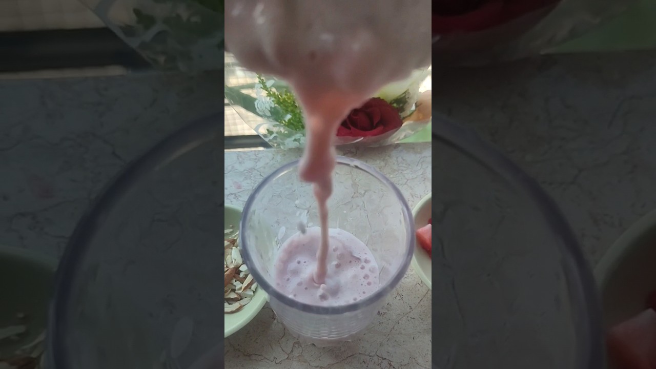 strawberry smoothie recipe #ytshorts #shorts #strawberrysmoothie #strawberry