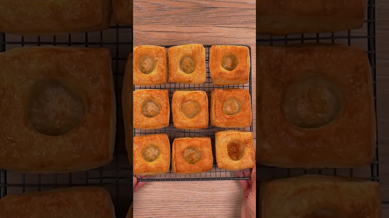 While my guests sit at the table, the quick dessert with puff pastry and bananas is ready