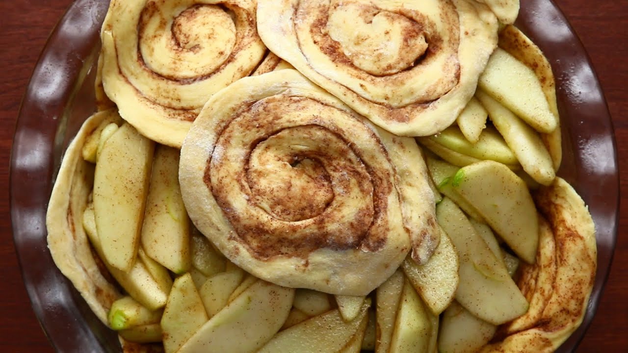 Cinnamon Roll Apple Pie