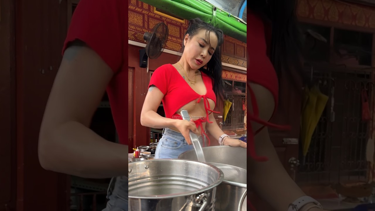 Funny Chef Serves Delicious Pork Noodle Soup – Thai Street Food