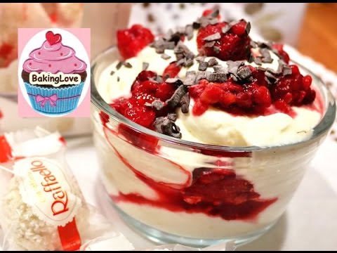 Dessert: Raffaello-Himbeer Traum / zarte Raffaellocreme mit Himbeeren im Glas / Süßspeise