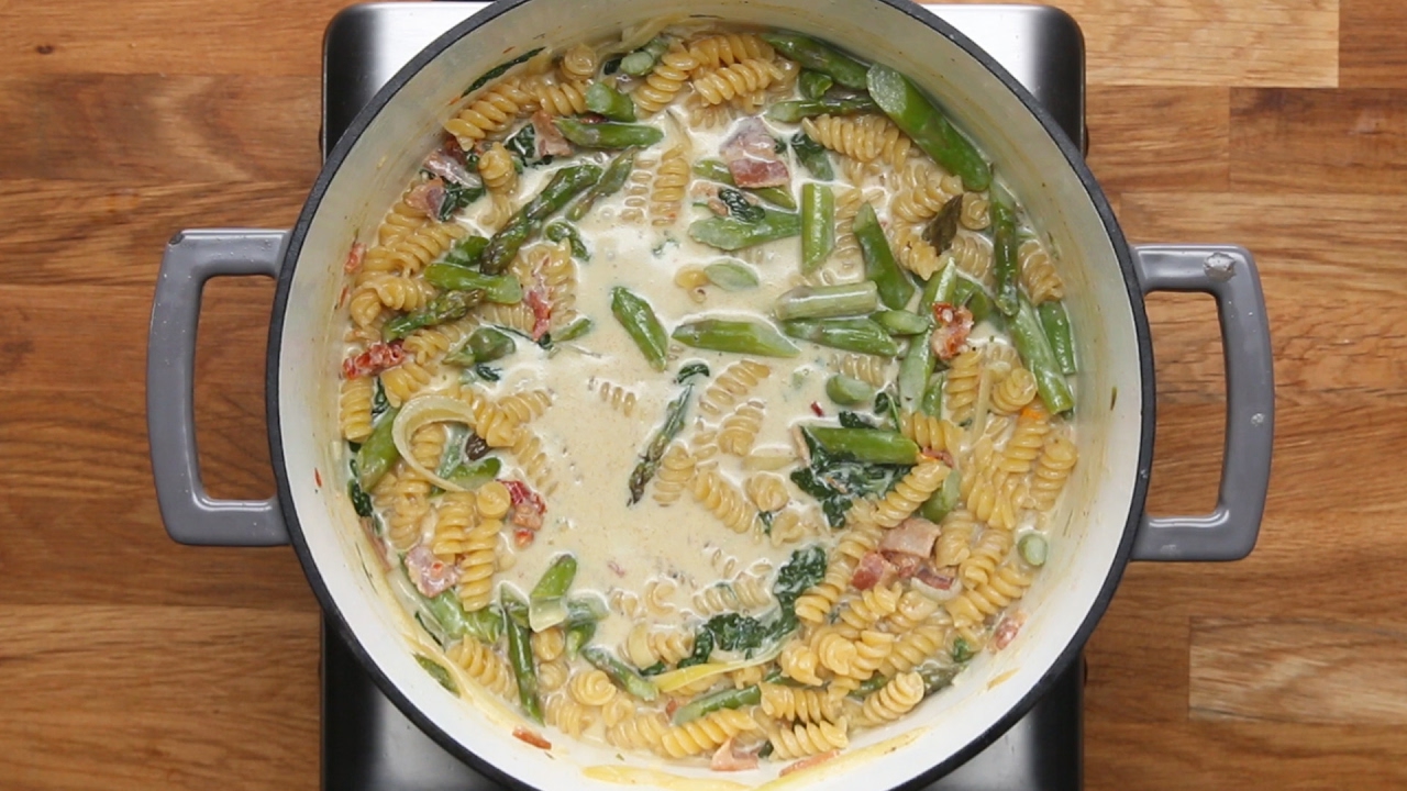 One-Pot Creamy Chicken Bacon Veggie Pasta