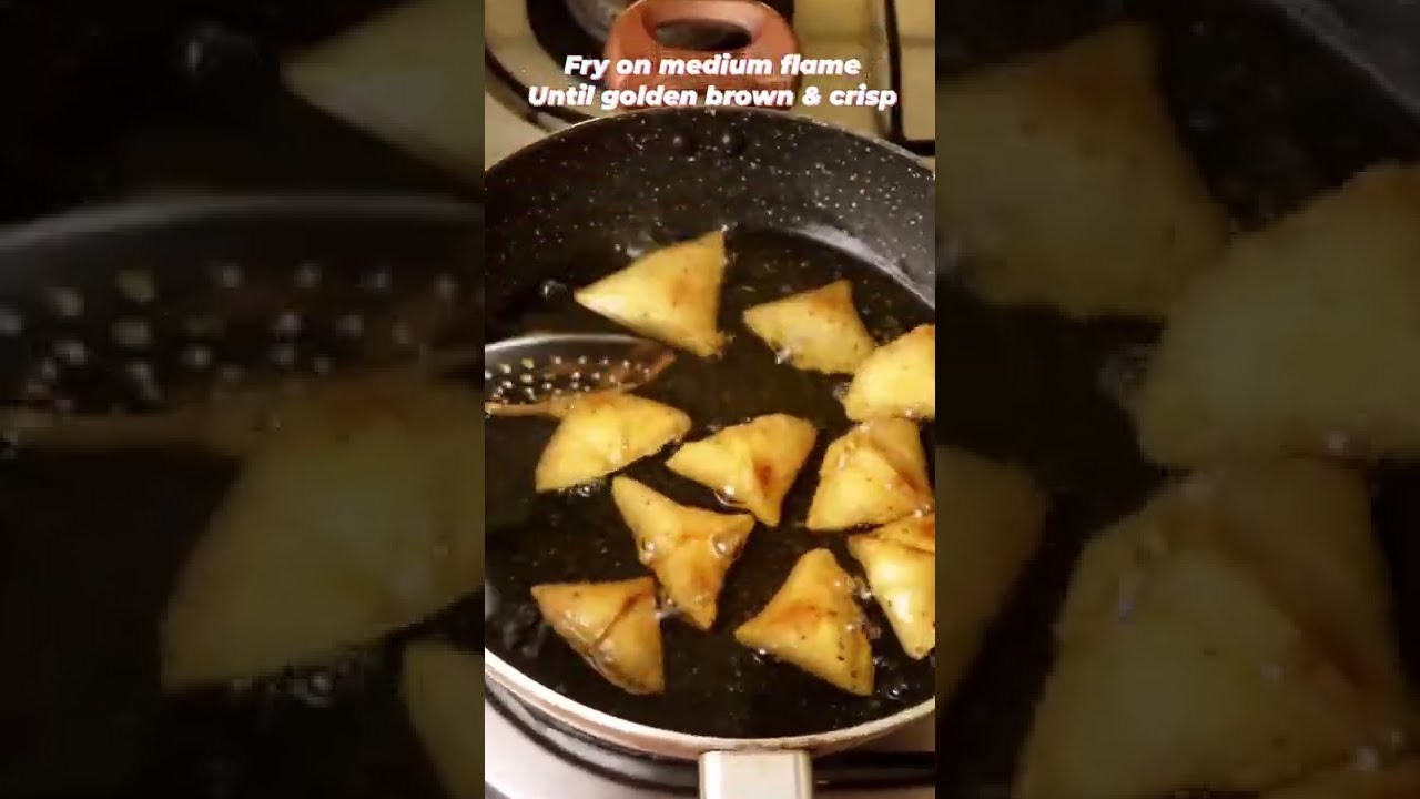 एक बार SAMOSA बनाएं महीनो तक खाएं😳Super Crispy Samosa Recipe | Easy Evening Snacks #shorts #ytshorts